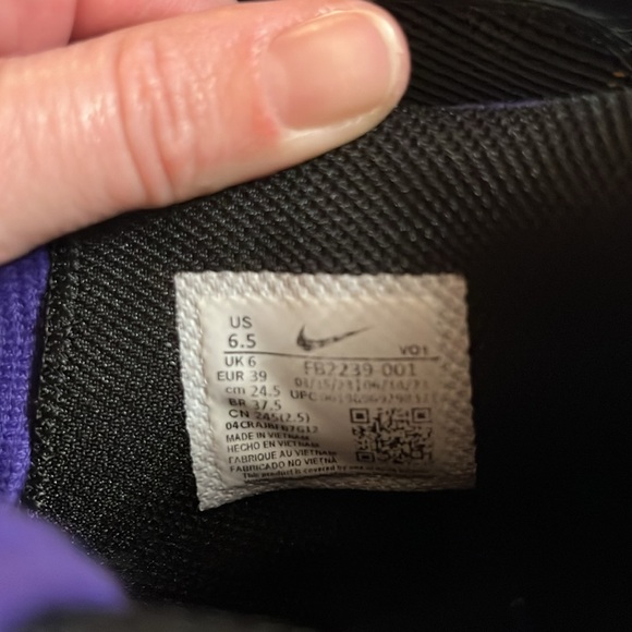 Nike LeBron Witness 8 Basketball Shoes
Color: Black/Gold/Purple
Quantity: 1 - Picture 8 of 11